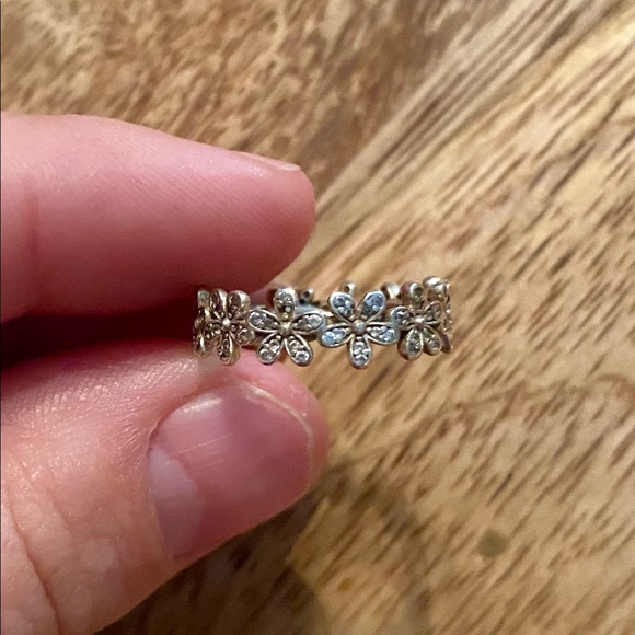 Pandora Daisy Flower Ring - Picture 4 of 4